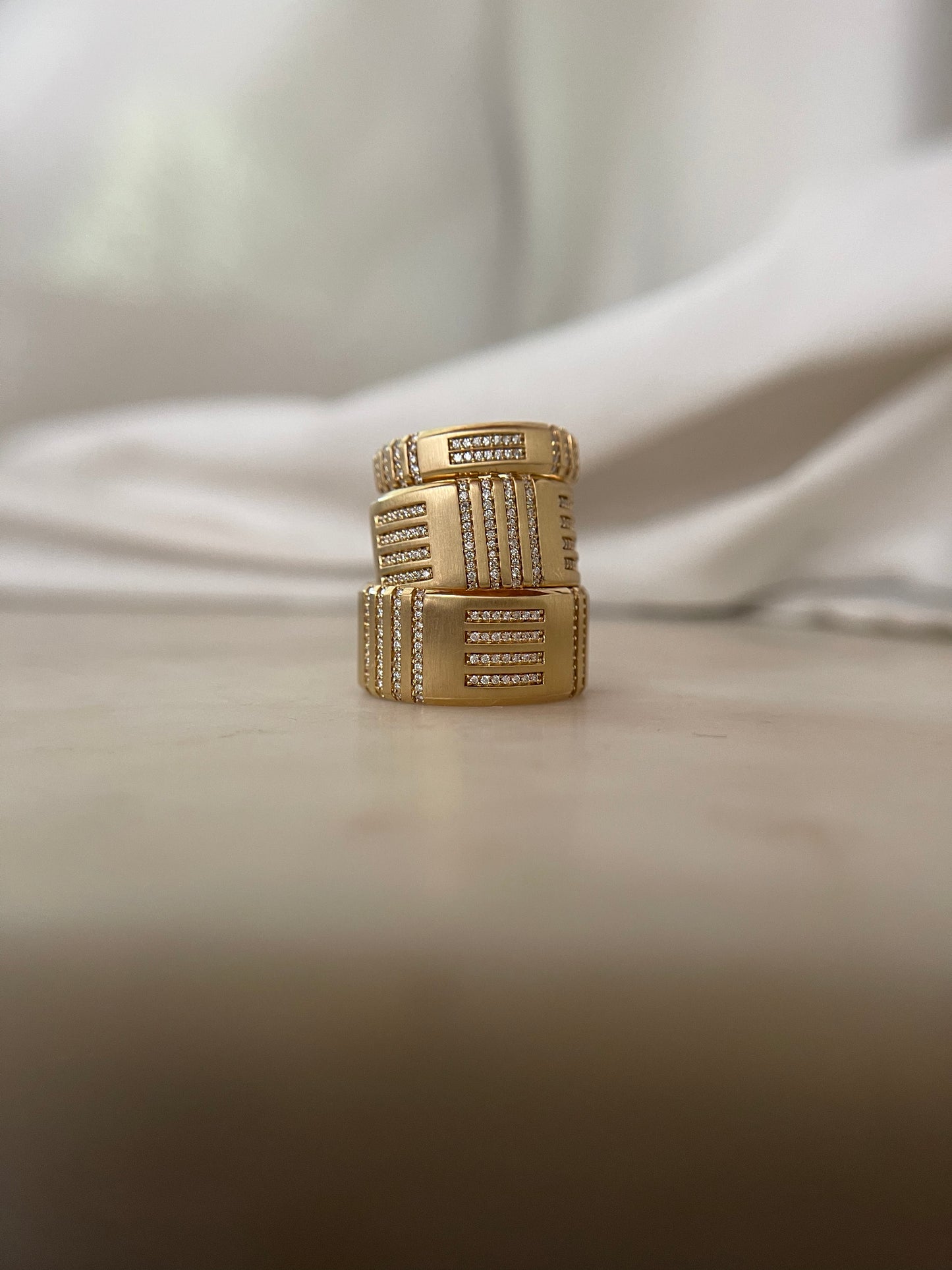 Men’s Spindle Cigar Band in 18K Gold with Natural Diamonds